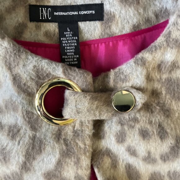 Leopard Print Wool-Blend Cape With Hot Pink Lining & Gold-Tone Clasp Closure - Picture 11 of 14